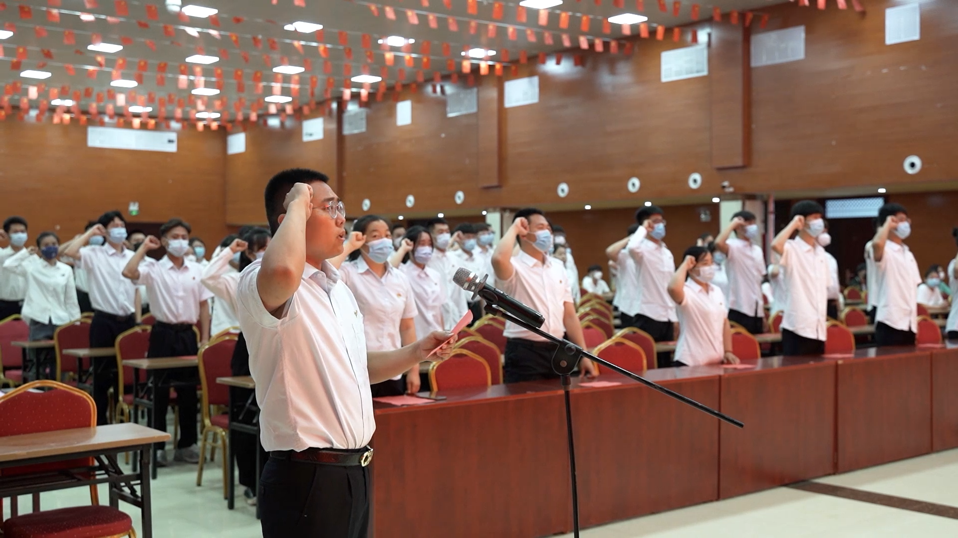 TapTap点点体育官网主校区党总支举行2022年预备党员入党宣誓仪式。